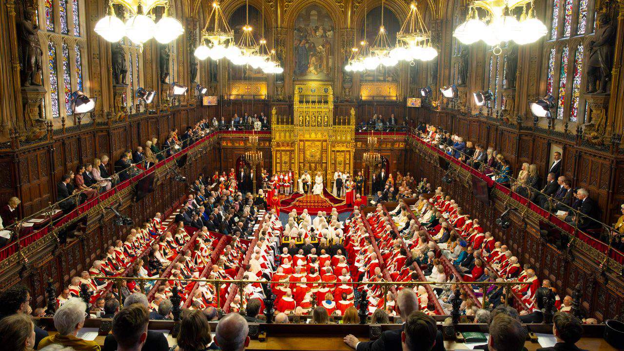 State Opening of Parliament: secuestros, portazos y otras curiosas costumbres de la ceremonia de apertura del Parlamento del Reino Unido 