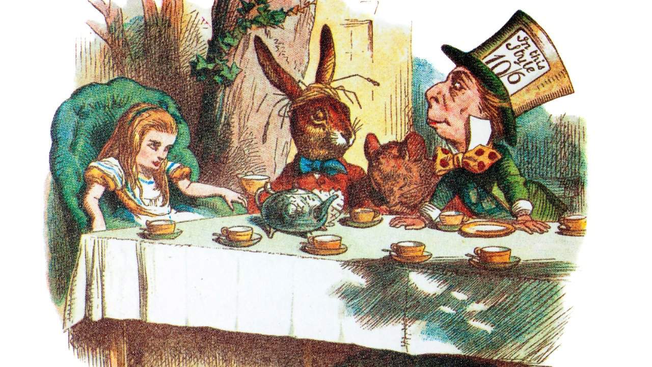 ¿Sabes qué quiere decir estar "mad as a hatter"? Descubre el significado de esta y otras 7 expresiones en inglés muy usadas que tienen su origen en la literatura