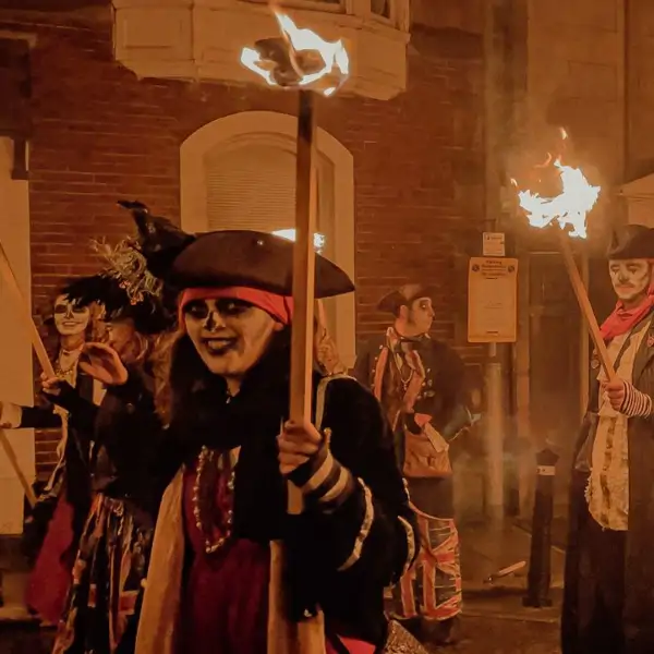 5 extrañas festividades británicas que probablemente no conocías
