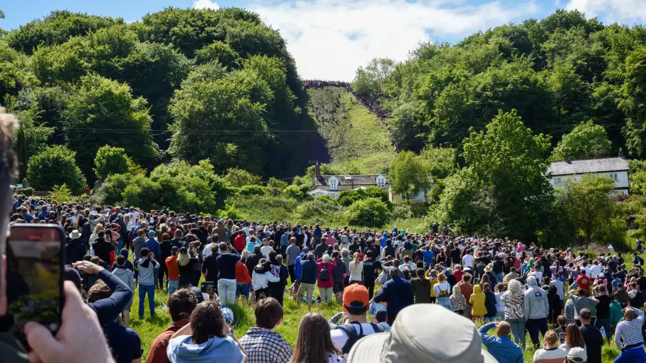 British Cheese Rolling: en qué consiste esta extravagante tradición inglesa