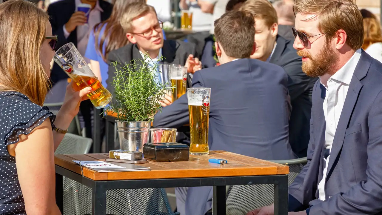 ¡No digas “one beer”! Así debes pedir una cerveza en un pub inglés y este es el vocabulario que necesitas