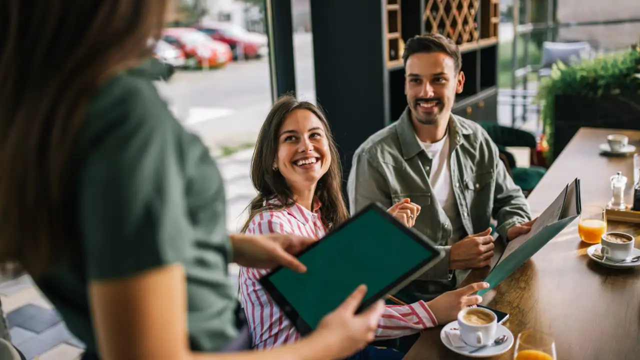 ¡No digas "I want"! Así debes pedir la comida en un restaurante en inglés