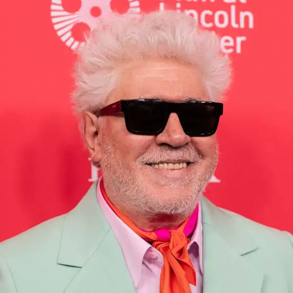 Pedro Almodóvar, 75 años: “Mi inglés es muy malo, como puedes ver. Pero descubrí que podía entender a los actores, y los actores también me entendían a mí.”