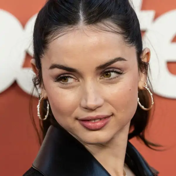 Ana de Armas, 37 años: “Aprendí inglés como todo el mundo lo hace cuando viene a este país: viendo 'Friends'”