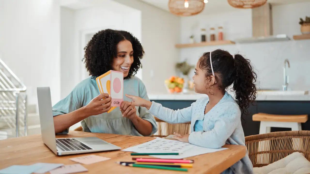 C&oacute;mo ense&ntilde;ar ingl&eacute;s a los ni&ntilde;os en casa: 7 estrategias eficaces para aprender en familia